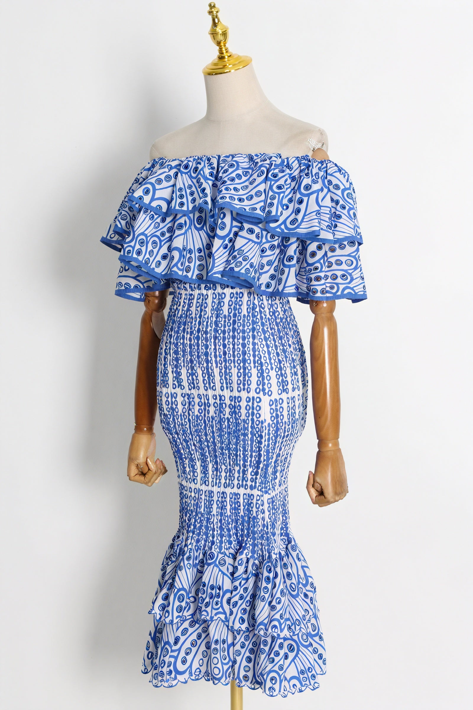 Sommerensemble med One-shoulder og Flæser