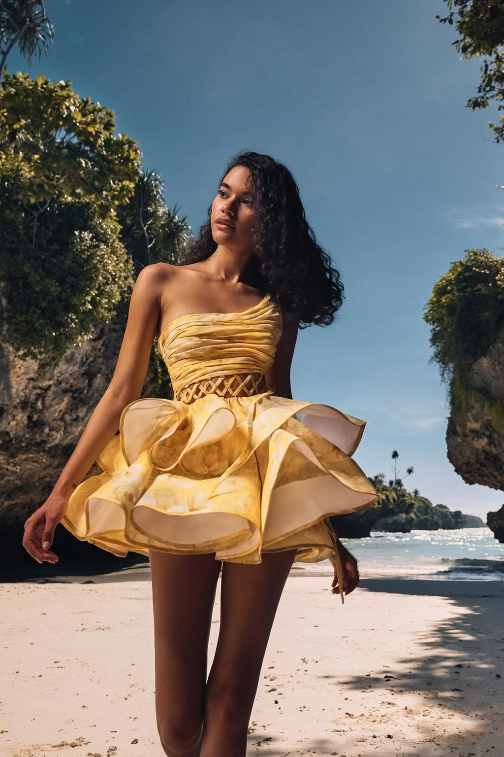 Blomstret One-Shoulder Minikjole med Flæser