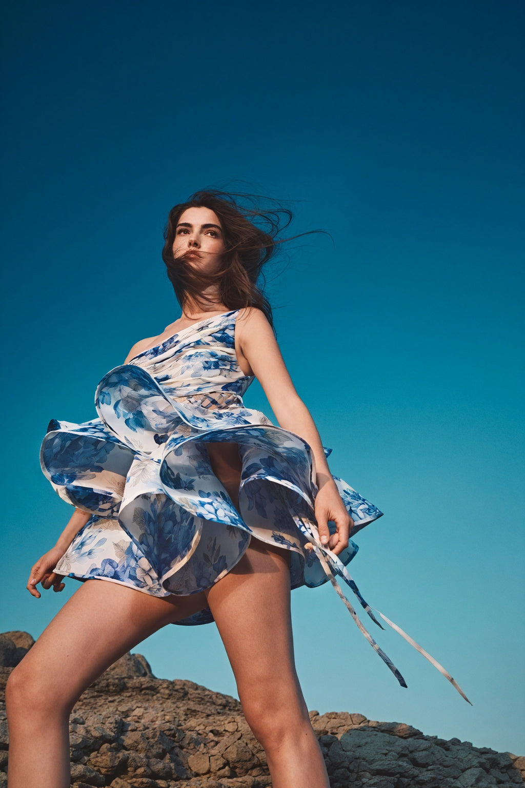 Blomstret One-Shoulder Minikjole med Flæser