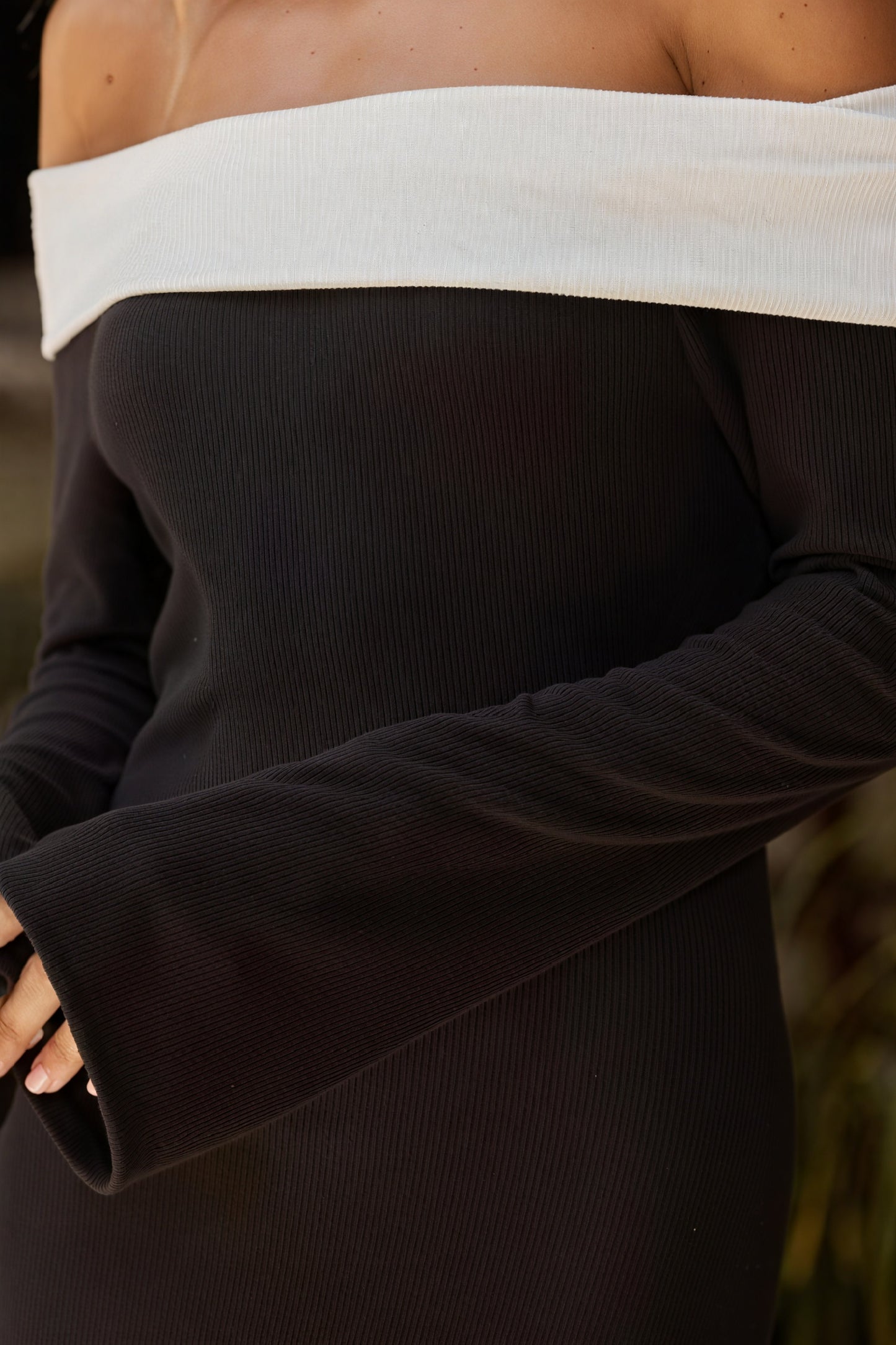 Farveblok Aftenkjole - Off-Shoulder Elegance