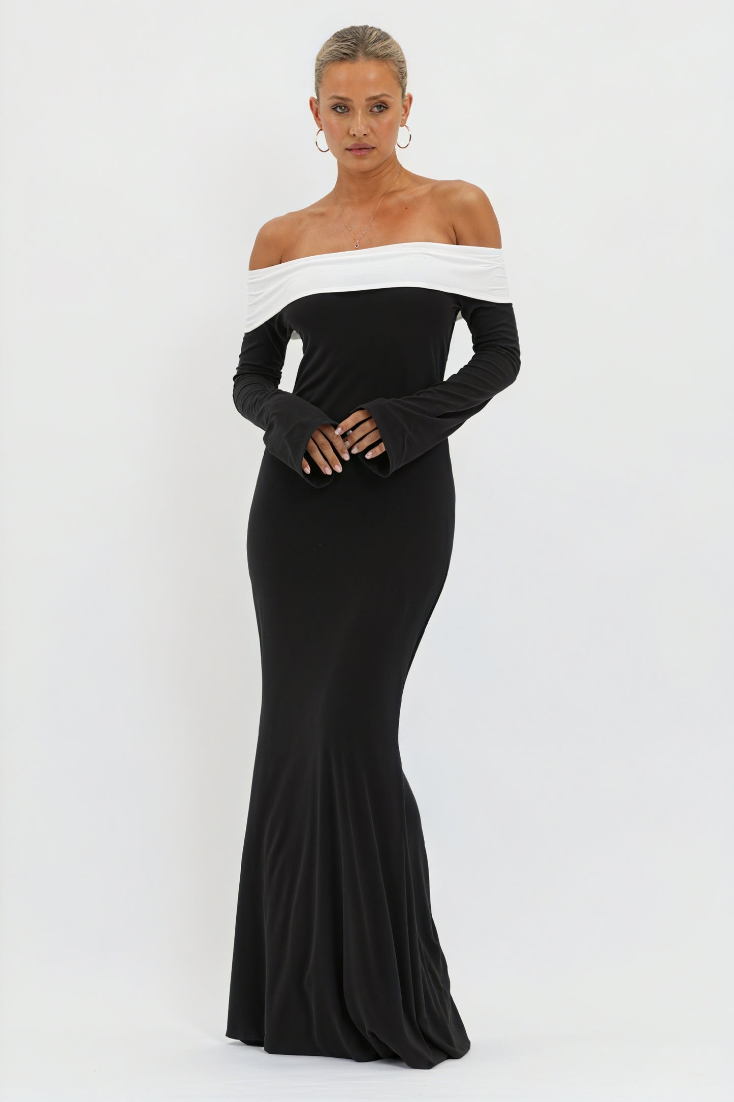 Farveblok Aftenkjole - Off-Shoulder Elegance