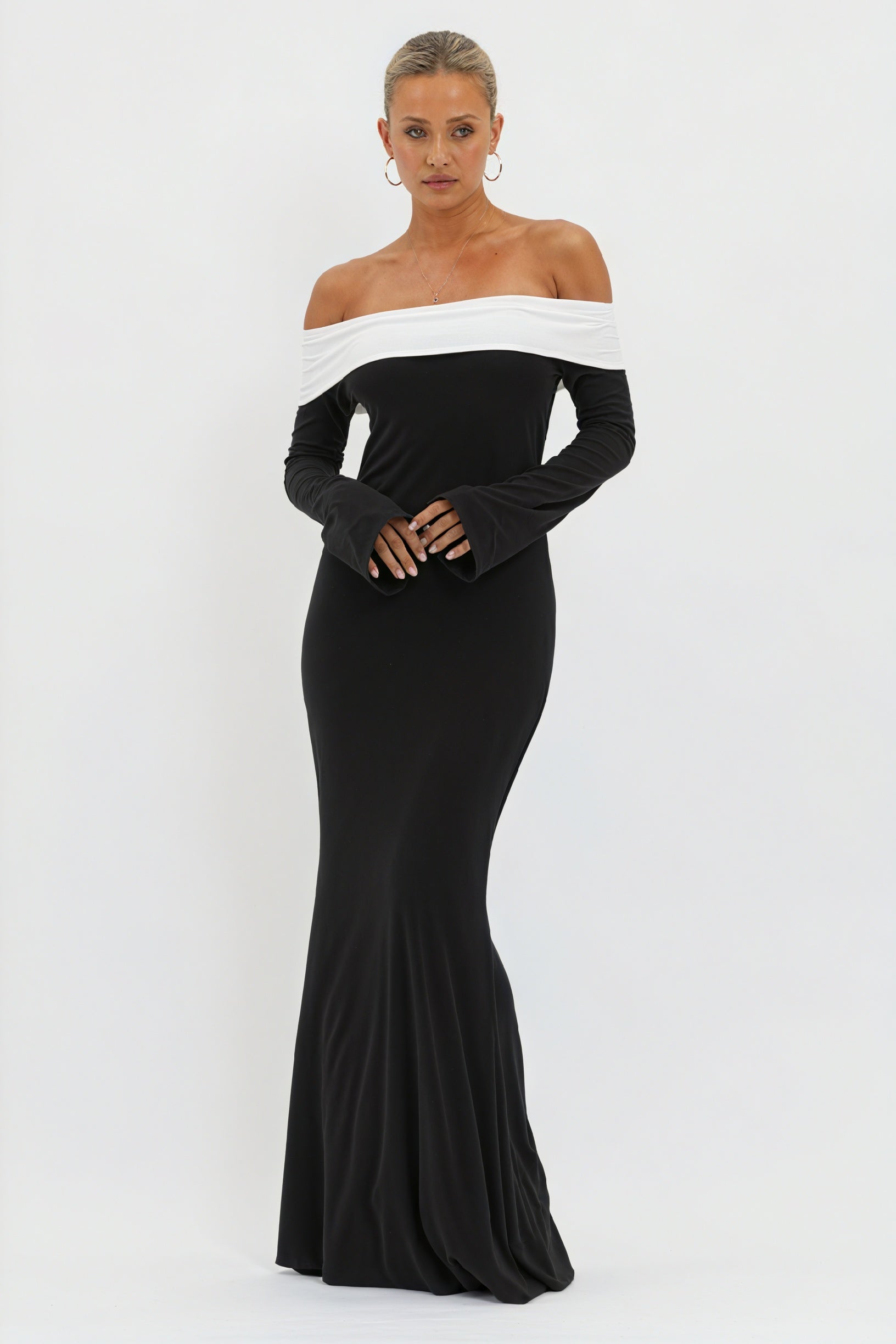 Farveblok Aftenkjole - Off-Shoulder Elegance
