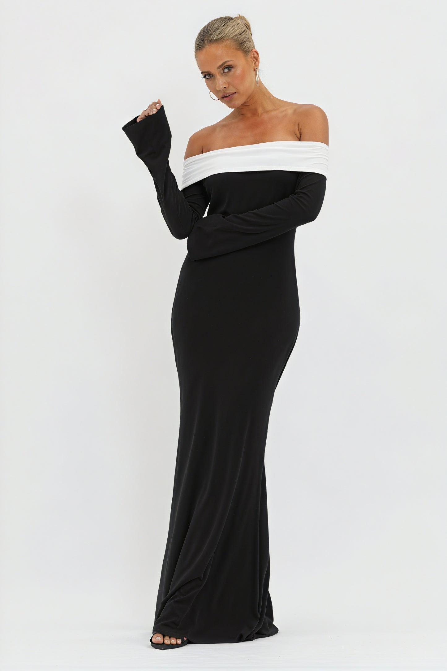 Farveblok Aftenkjole - Off-Shoulder Elegance