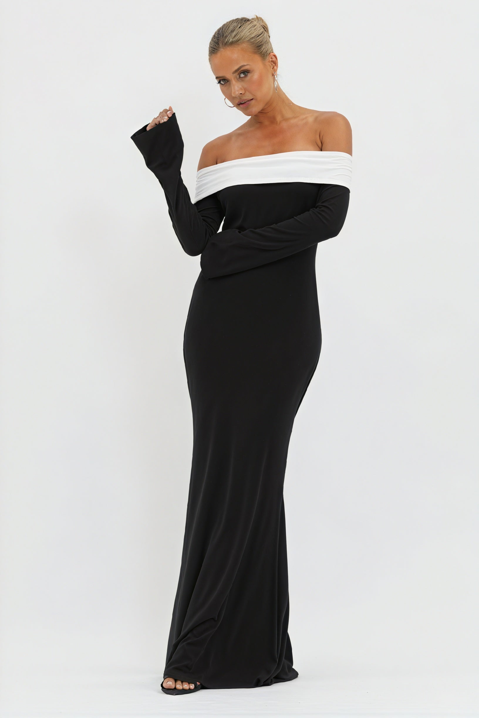 Farveblok Aftenkjole - Off-Shoulder Elegance