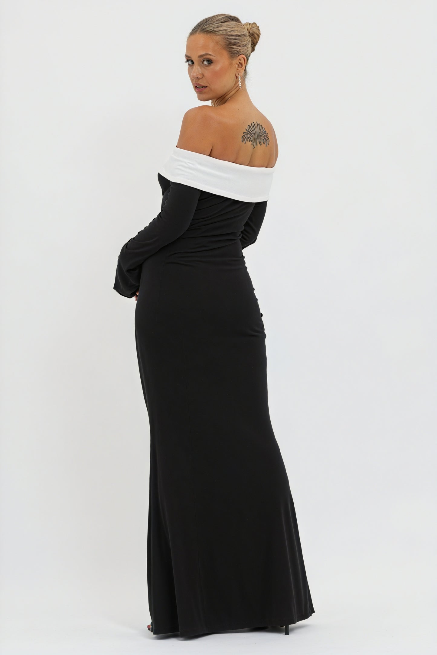 Farveblok Aftenkjole - Off-Shoulder Elegance