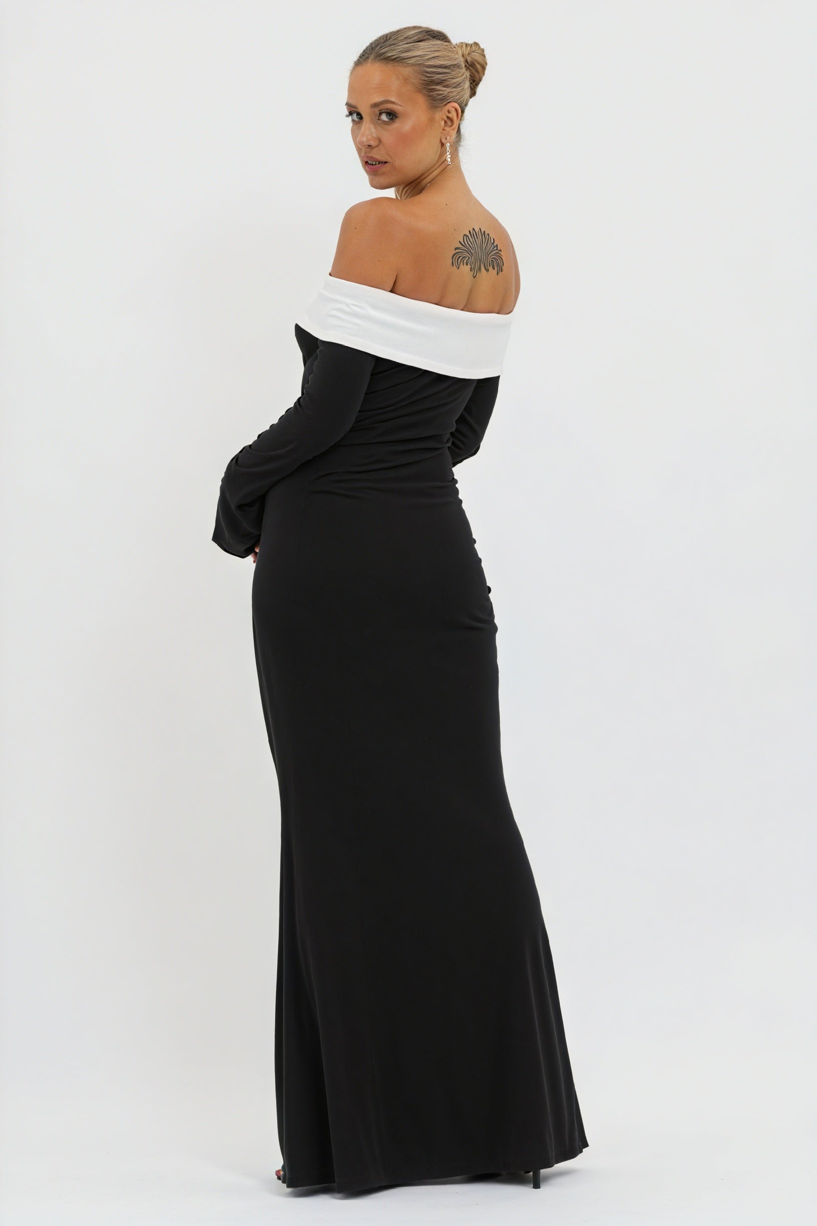 Farveblok Aftenkjole - Off-Shoulder Elegance