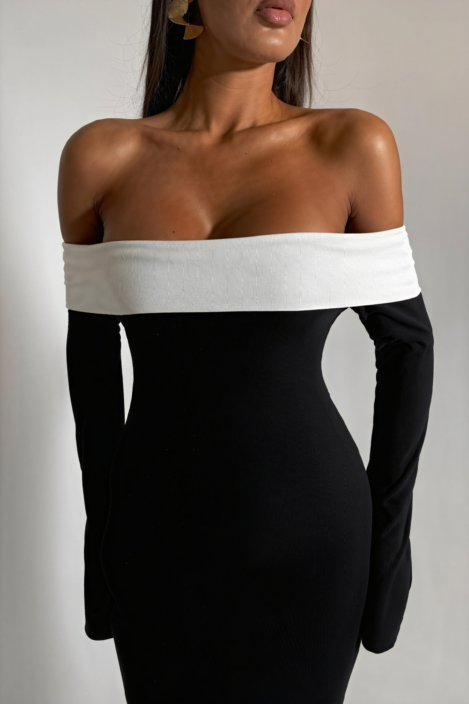 Farveblok Aftenkjole - Off-Shoulder Elegance