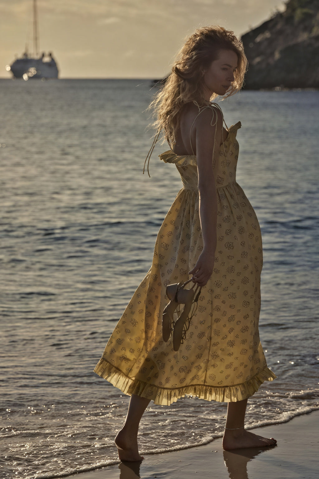 Blomstret Midi Kjole med Tynde Stropper