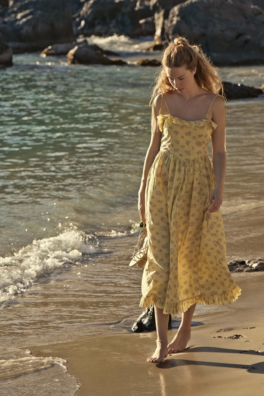 Blomstret Midi Kjole med Tynde Stropper