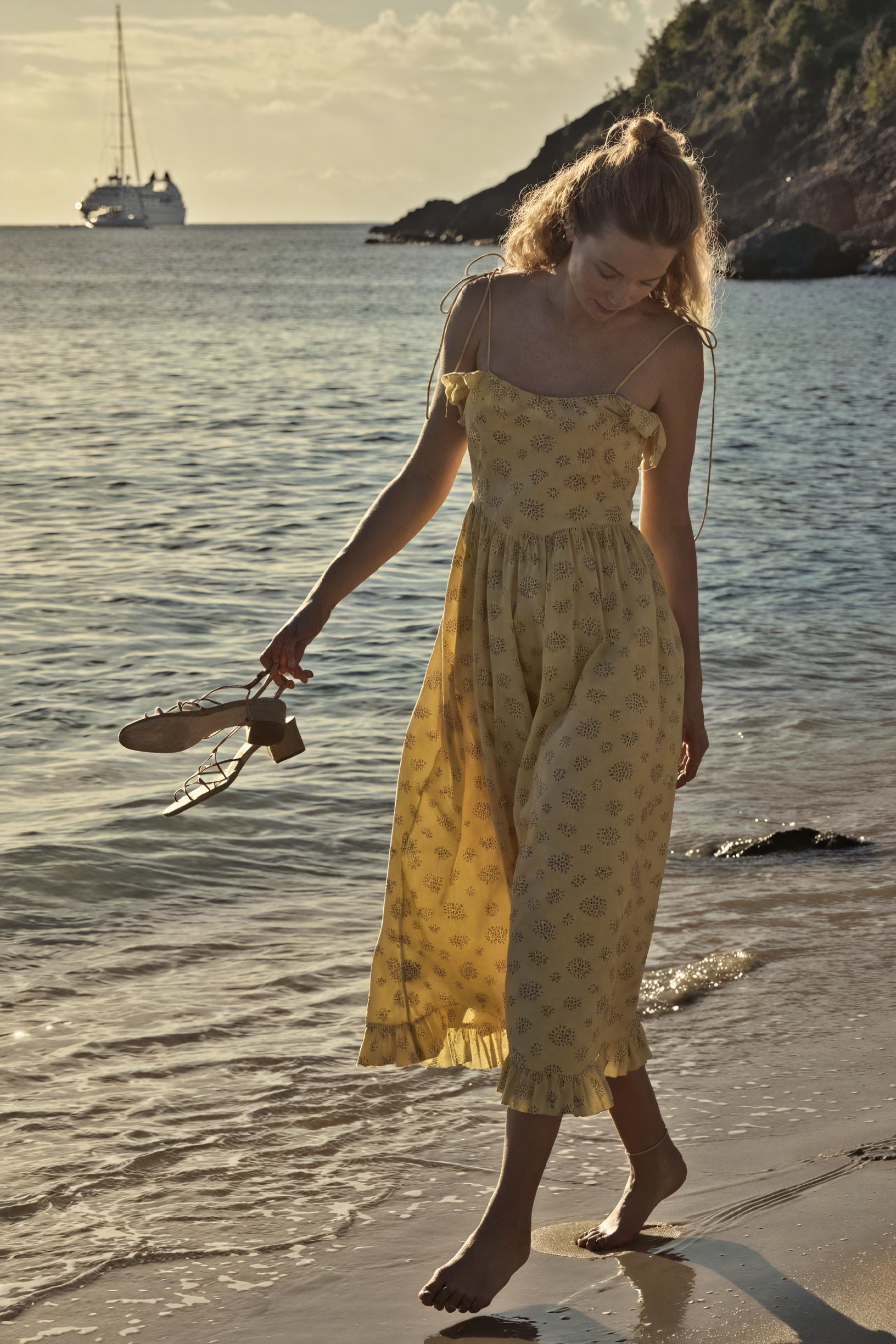 Blomstret Midi Kjole med Tynde Stropper