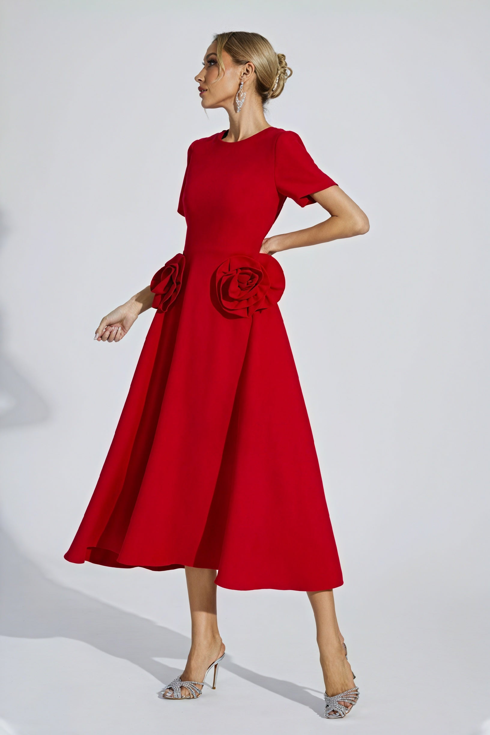 Figursyet Midi Kjole med Rosen Detaljer