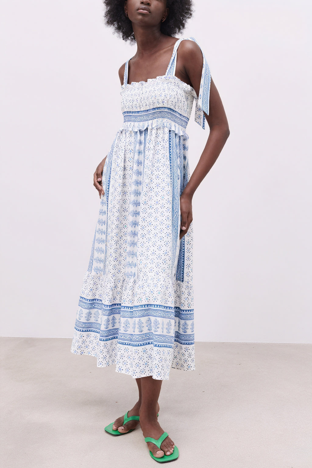 Sommerlig Midi Kjole - Blomsterprint og Smock