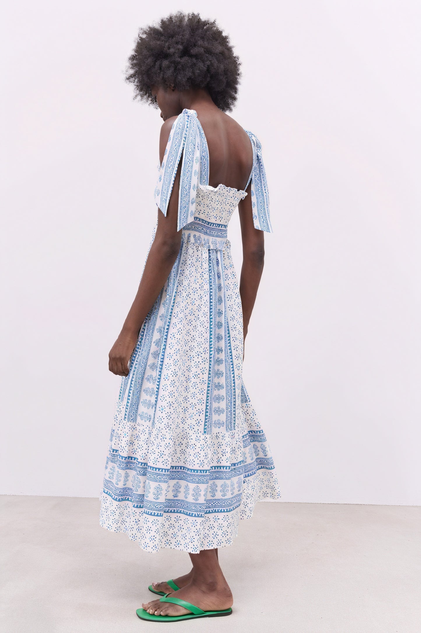 Sommerlig Midi Kjole - Blomsterprint og Smock