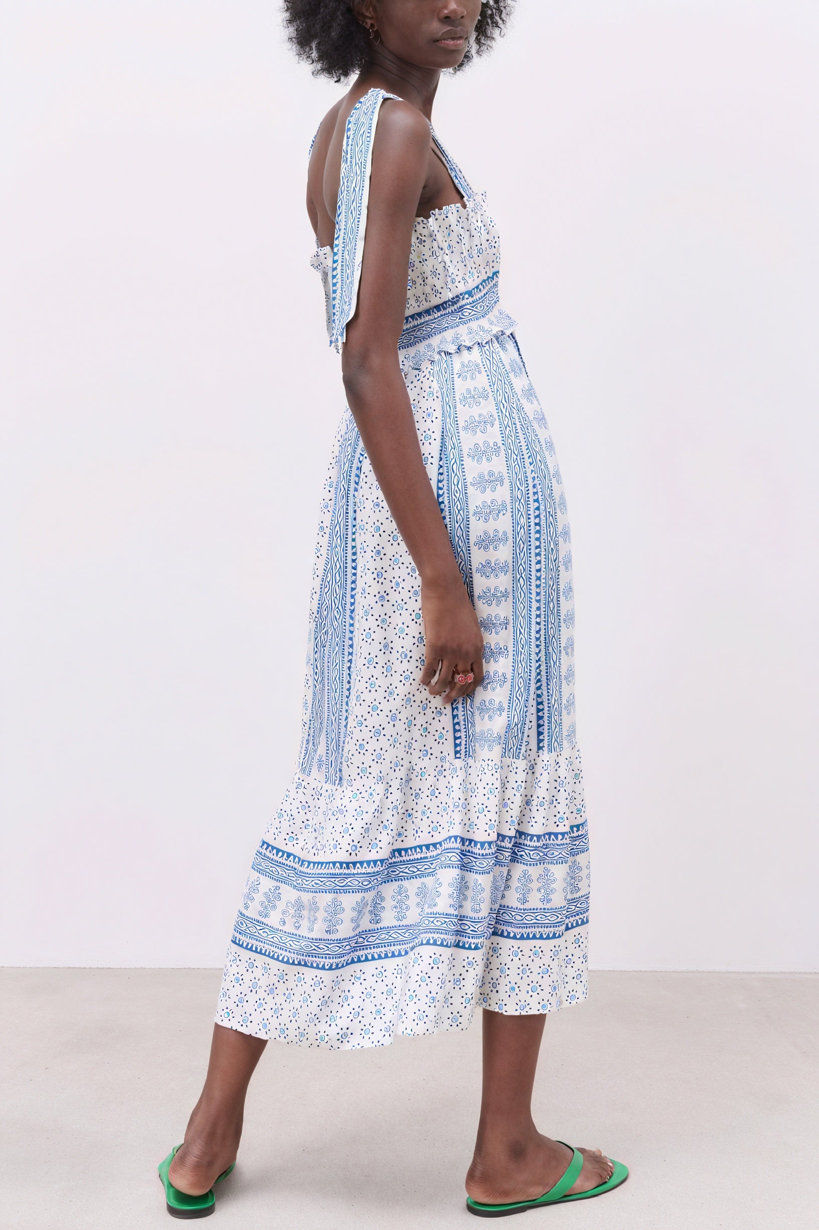 Sommerlig Midi Kjole - Blomsterprint og Smock