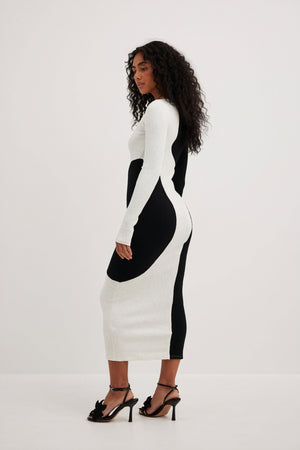 Asymmetrisk Strikkjole - Moderne Elegance