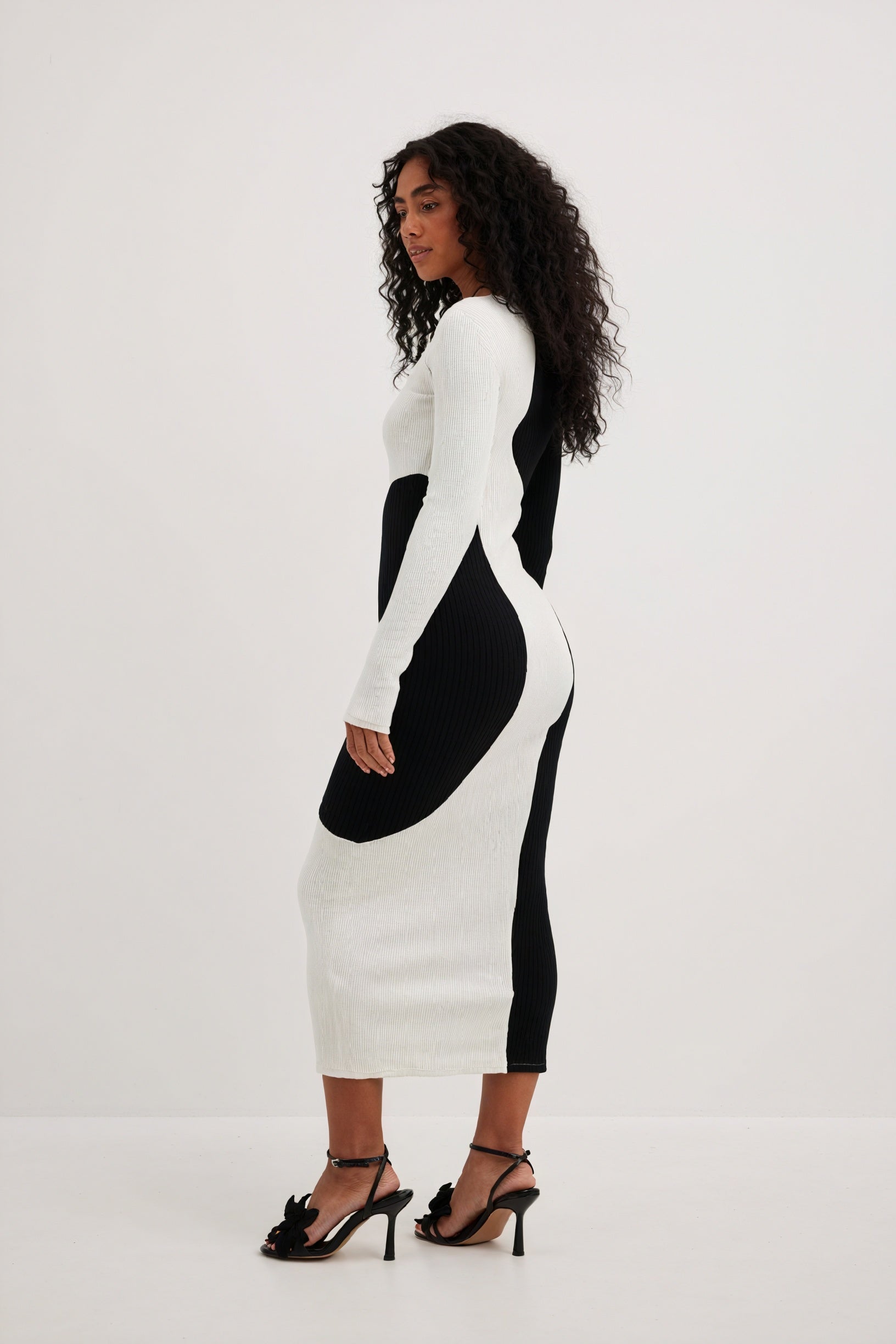 Asymmetrisk Strikkjole - Moderne Elegance