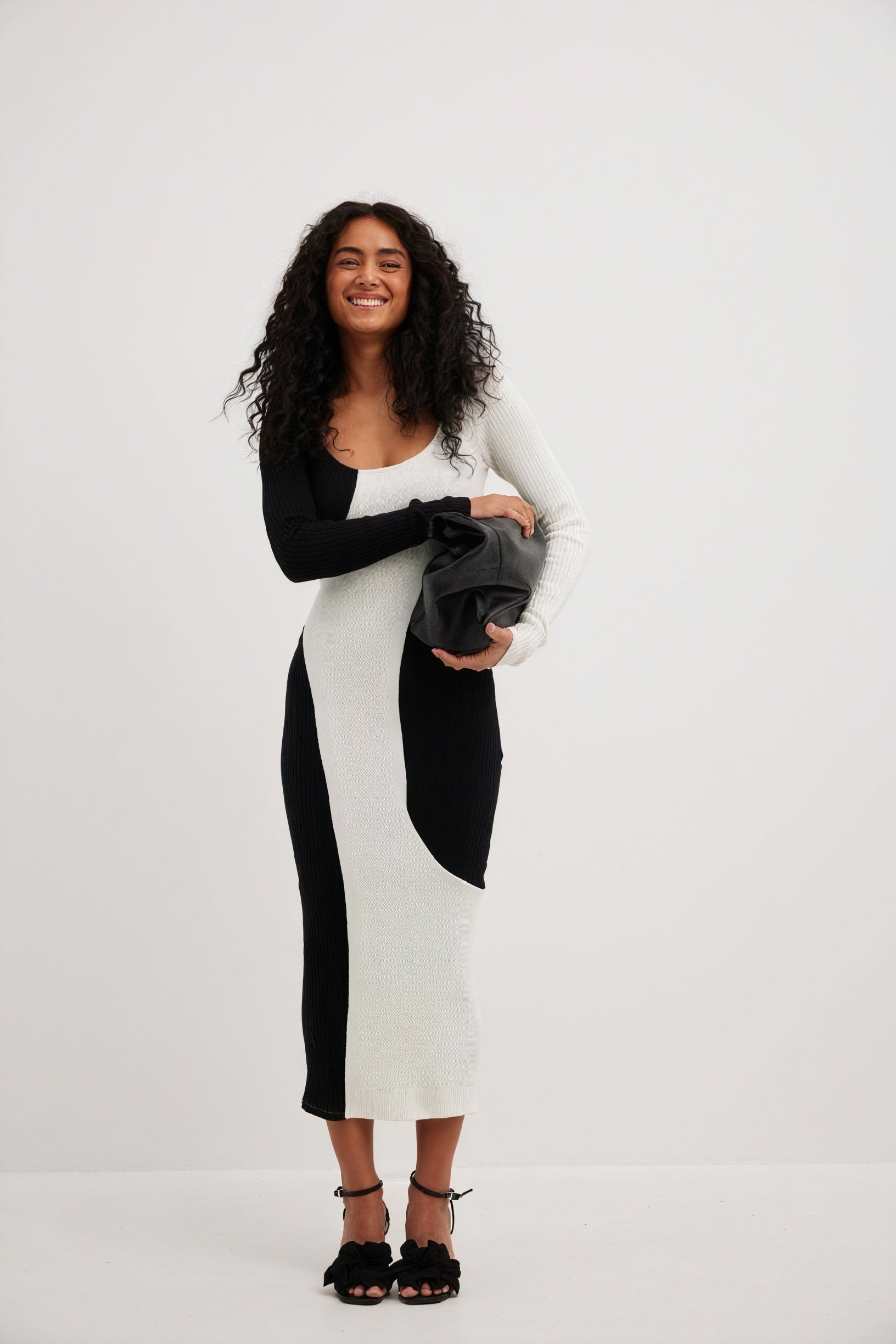 Asymmetrisk Strikkjole - Moderne Elegance