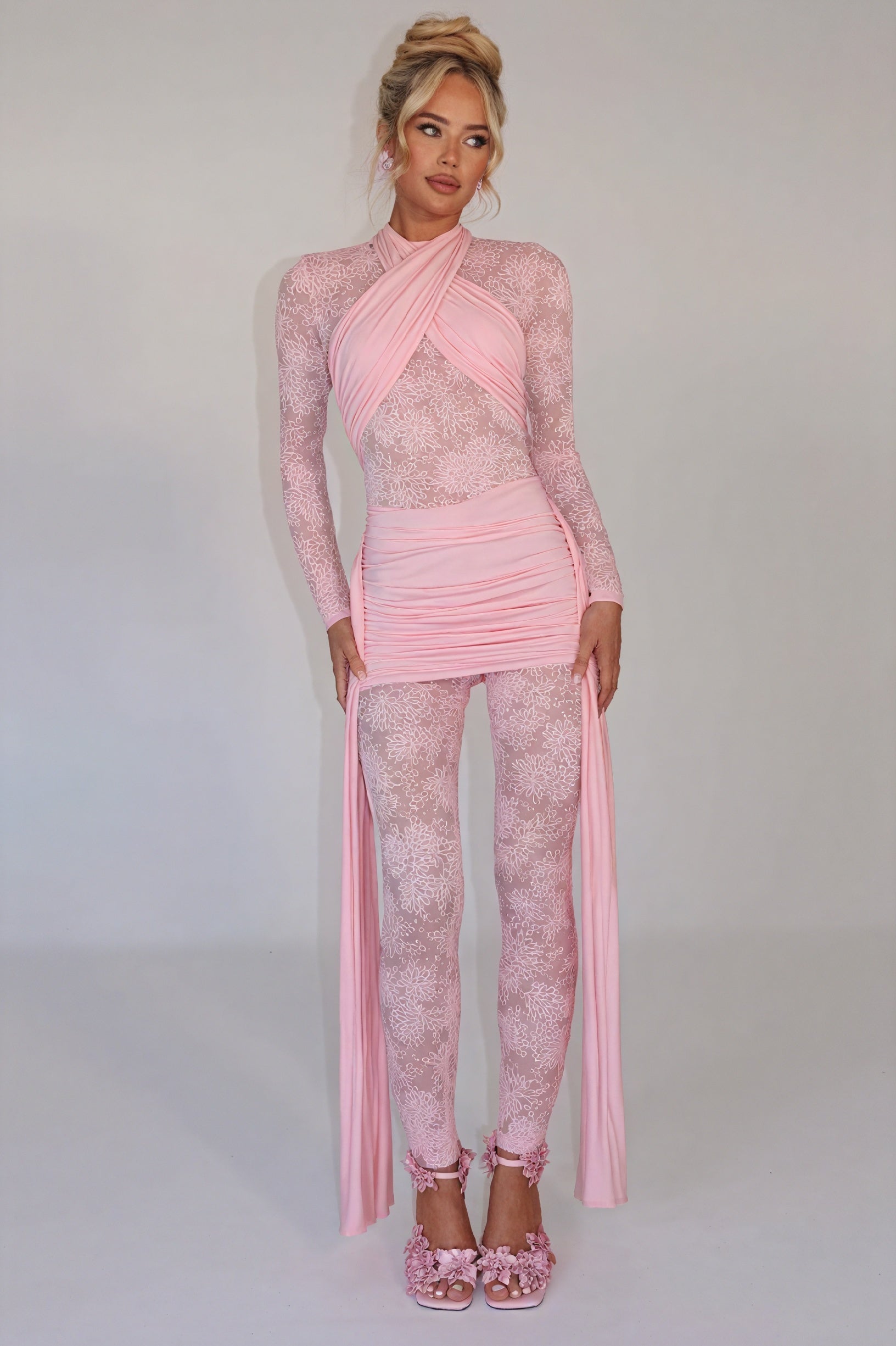 Floral Cocktailkjole med Transparente Ærmer