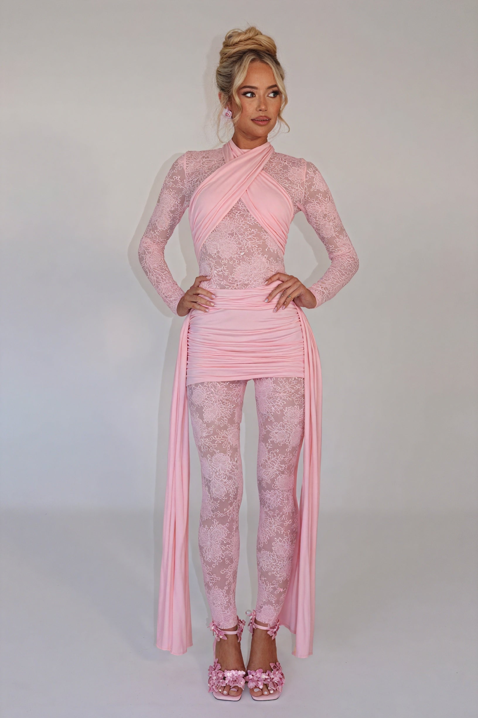 Floral Cocktailkjole med Transparente Ærmer