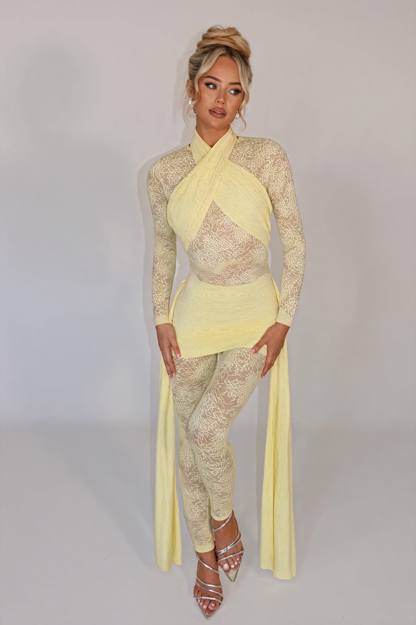 Floral Cocktailkjole med Transparente Ærmer