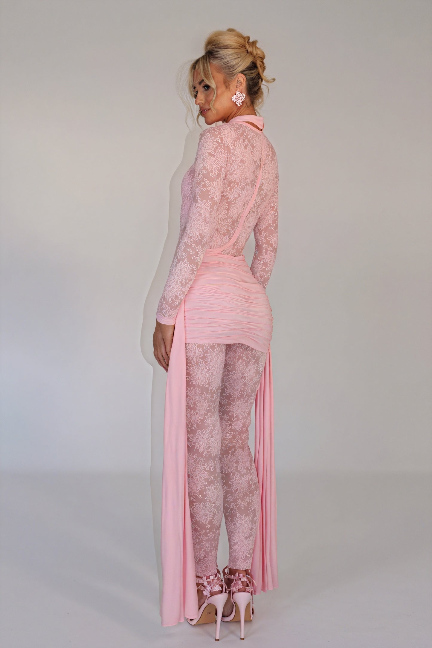 Floral Cocktailkjole med Transparente Ærmer