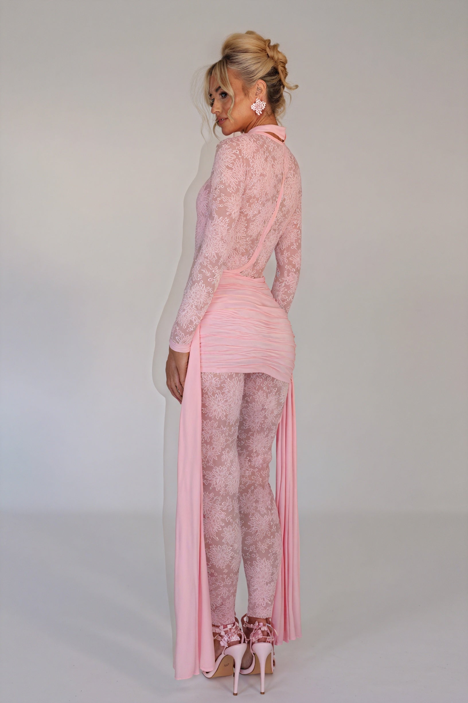 Floral Cocktailkjole med Transparente Ærmer