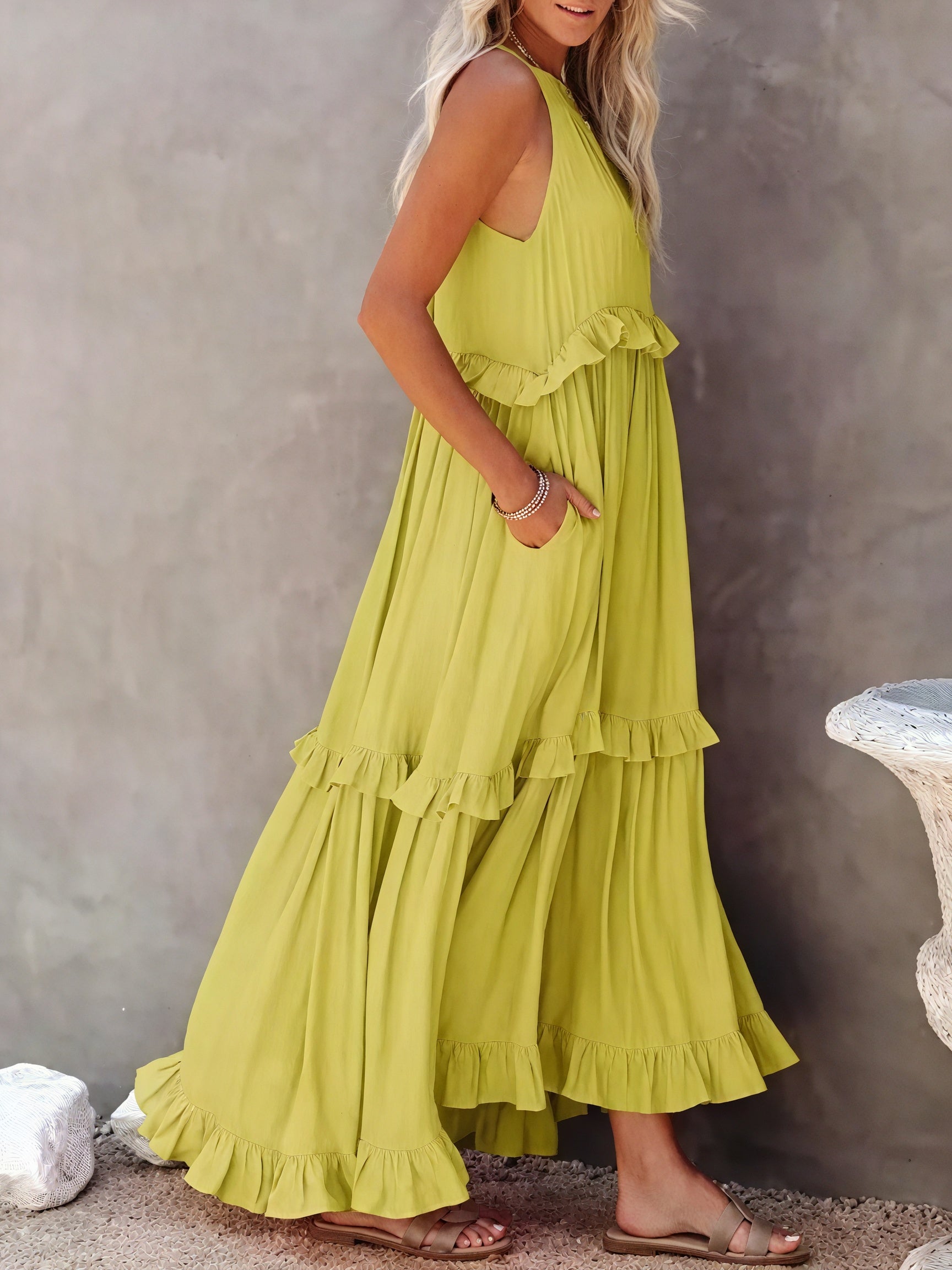 Maxikjole med Halterneck, Flæsedetaljer, Let Fald – Perfekt til Sommer og Afslappet Elegance-81649-e2bce076-e5bd-48e2-a543-e329b8f82dcd