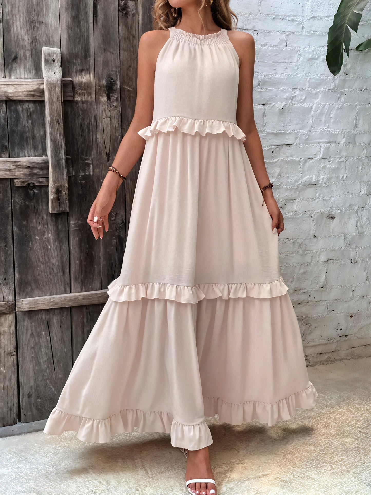 Maxikjole med Halterneck, Flæsedetaljer, Let Fald – Perfekt til Sommer og Afslappet Elegance-81649-cb3fbac1-c843-4486-9962-45757a535870