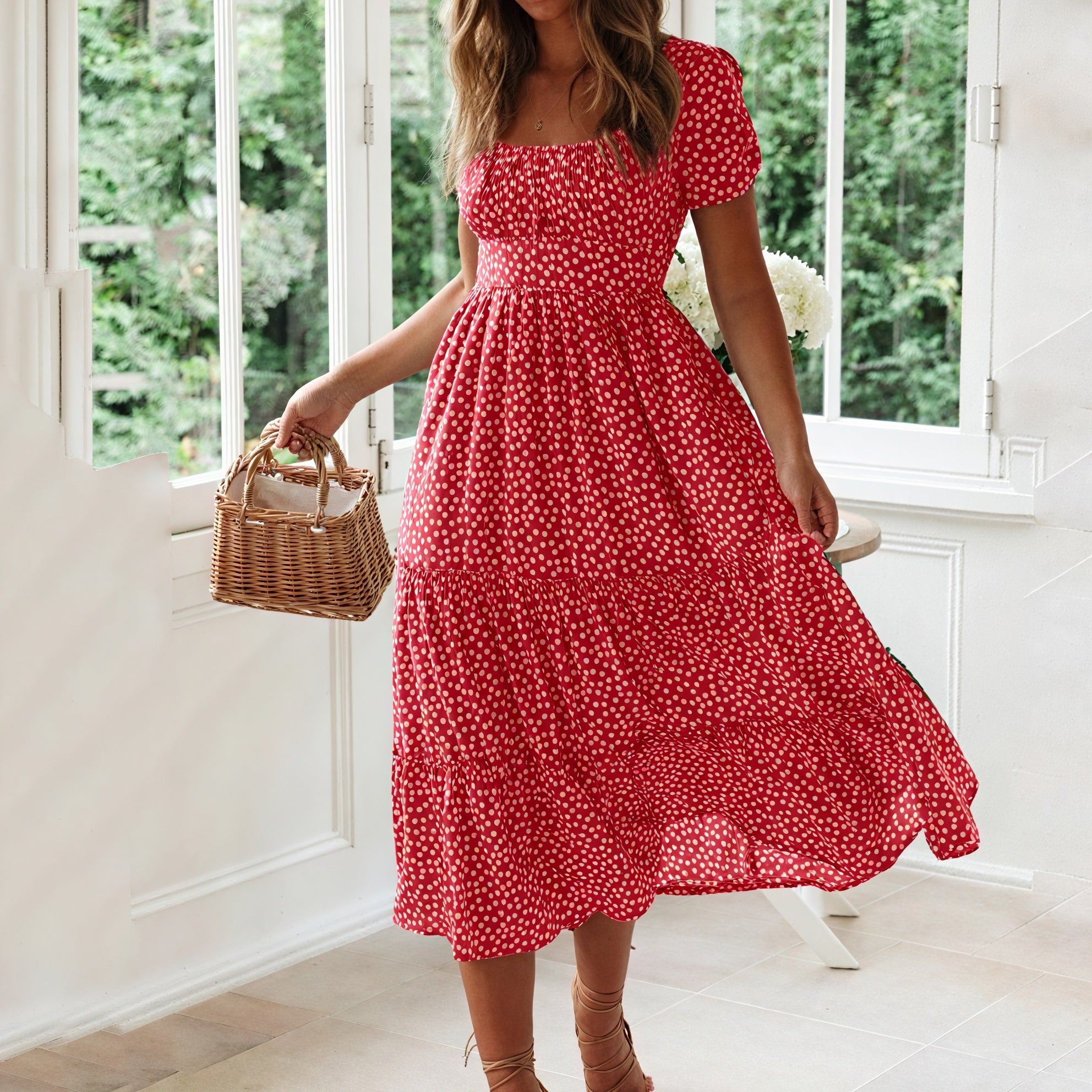 Blomstrende midi-kjole med feminin charme