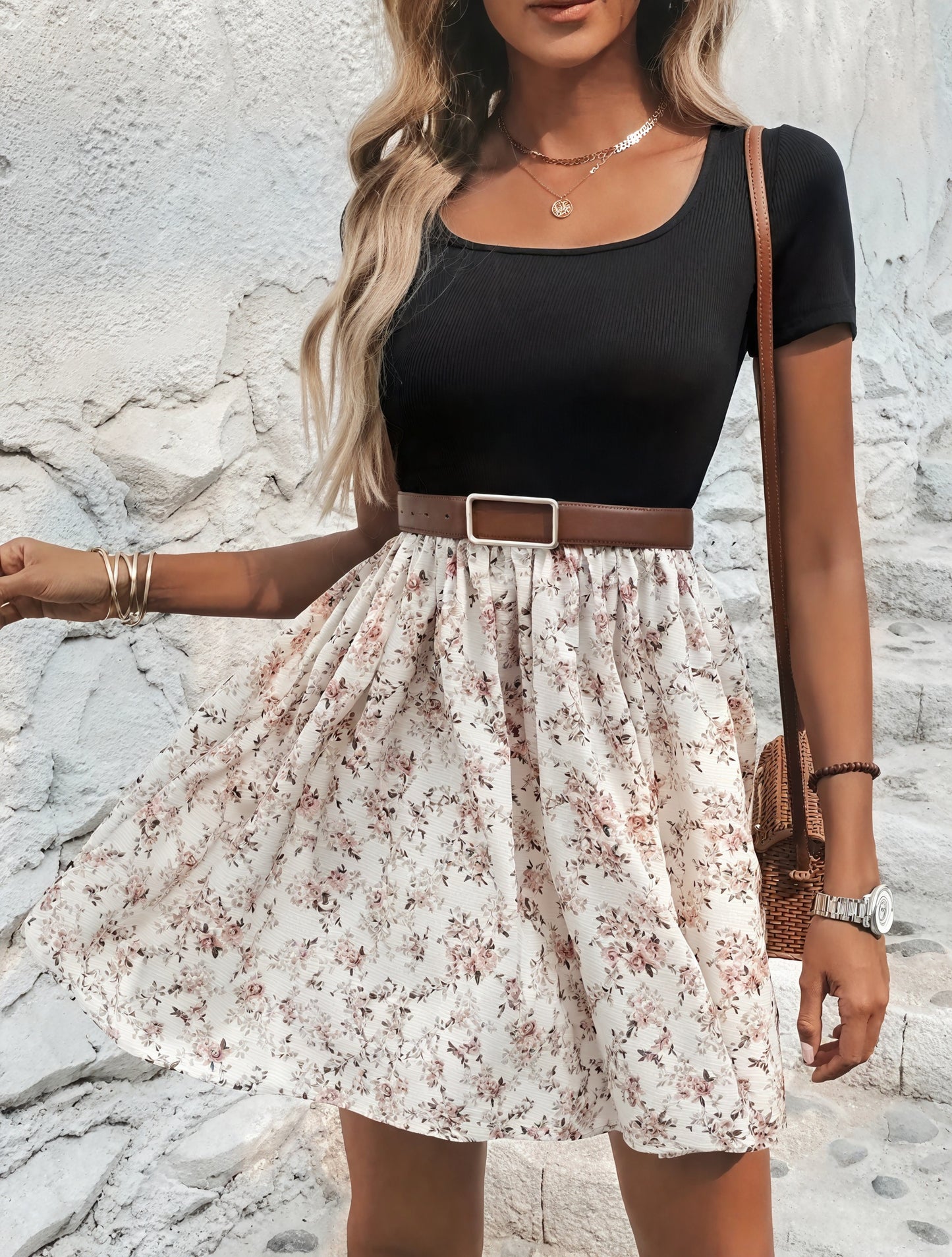 Kjole med Firkantet Halsudskæring, Todelt Look, Blomstret Nederdel og Korte Ærmer – Feminint Sommerdesign-82320-32642e98-dc01-4609-bc54-fecb3457304c