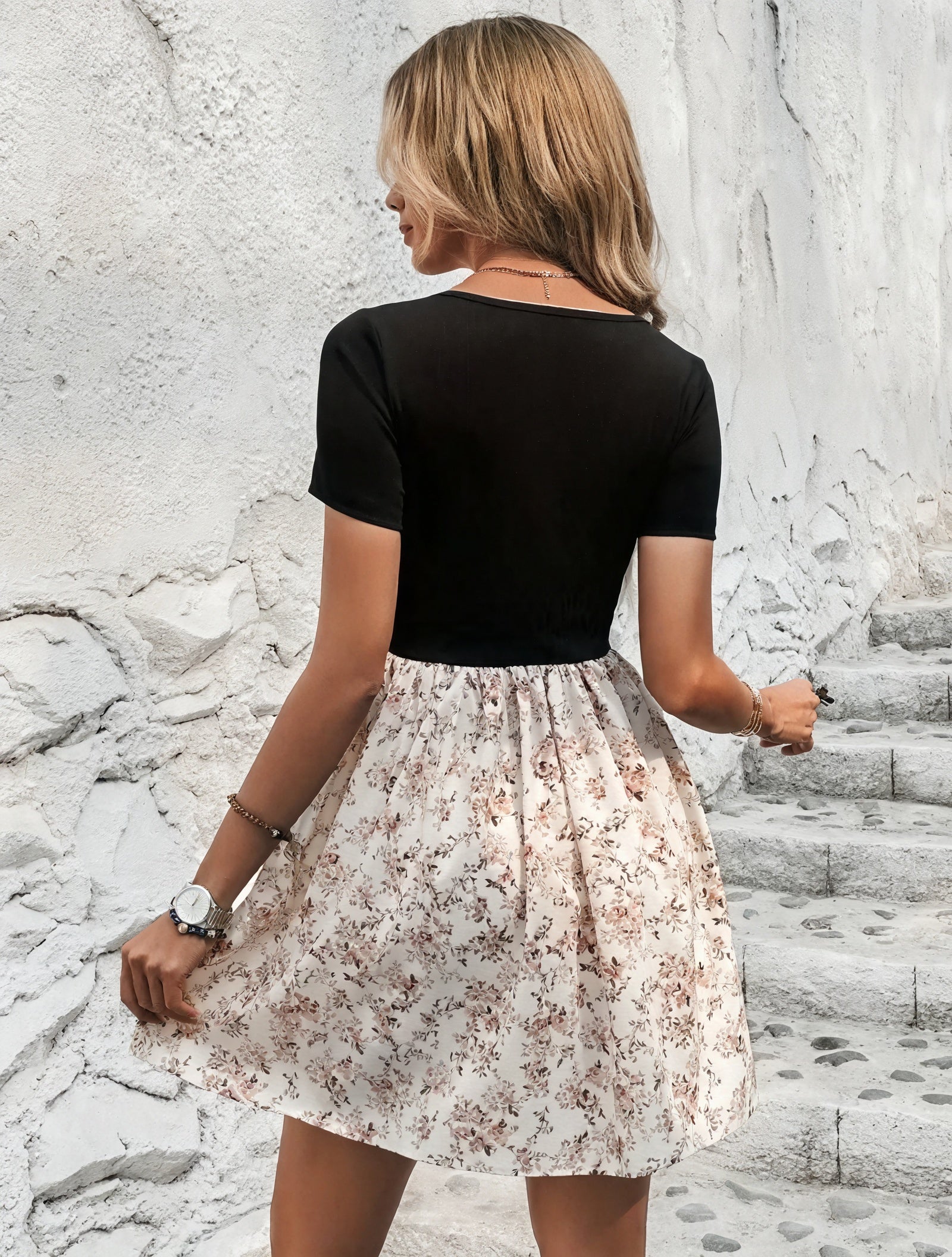 Kjole med Firkantet Halsudskæring, Todelt Look, Blomstret Nederdel og Korte Ærmer – Feminint Sommerdesign-82320-3aa00063-3fd6-46f8-a7af-9b9c49cada6b