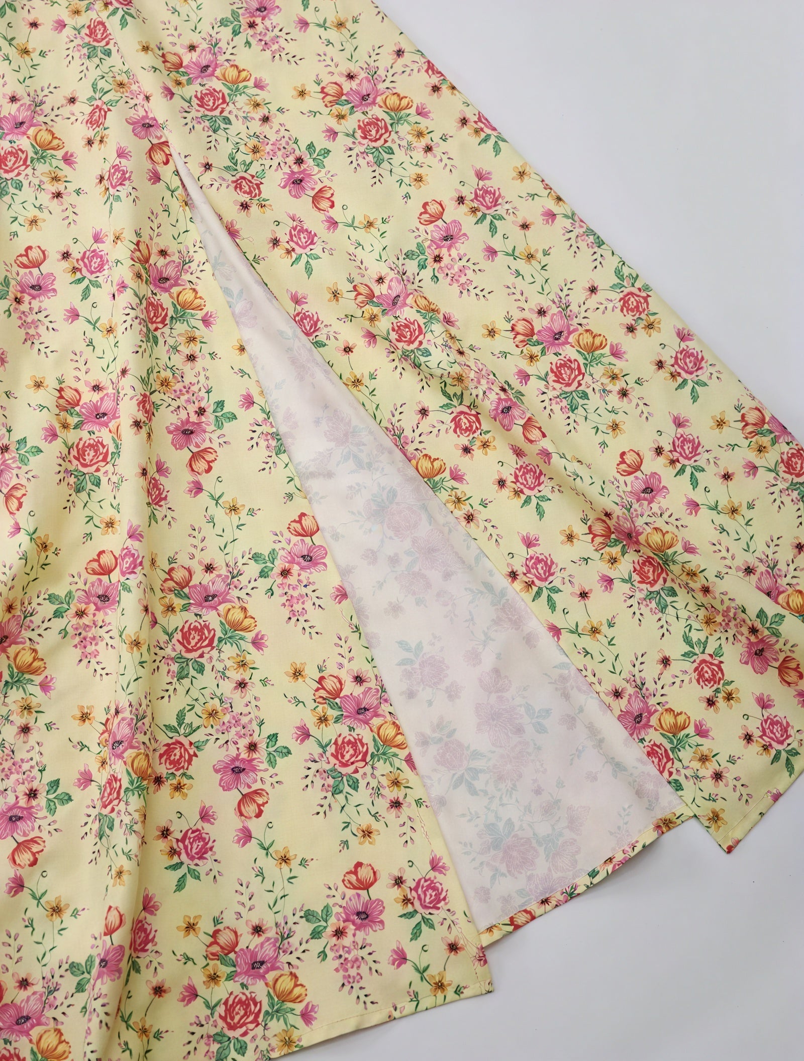 Blomstret Kjole med Firkantet Halsudskæring, Pufærmer, Bindedetalje & Høj Slids – Romantisk Sommerstil-82654-b13f5280-4566-459c-8b59-1721a9eb31f2