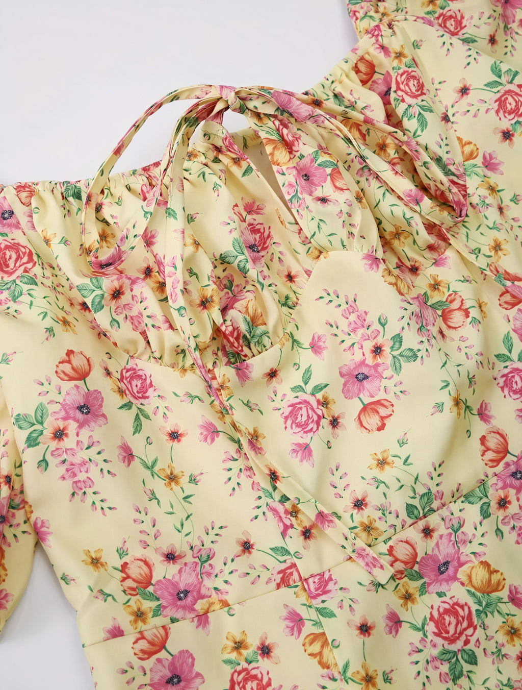 Blomstret Kjole med Firkantet Halsudskæring, Pufærmer, Bindedetalje & Høj Slids – Romantisk Sommerstil-82654-c18f21a0-5c30-46ad-bc8f-c809629d4ca8