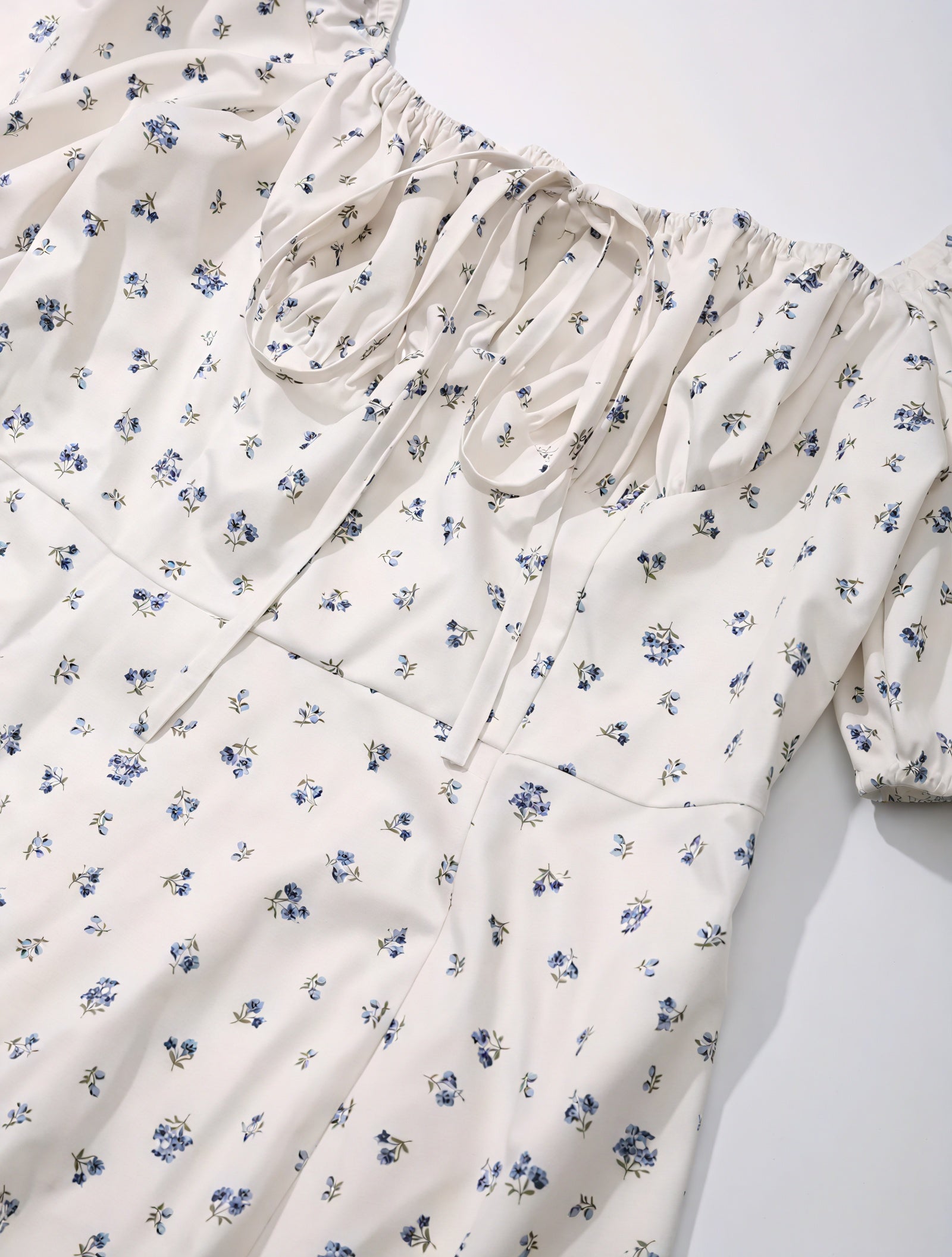 Blomstret Kjole med Firkantet Halsudskæring, Pufærmer, Bindedetalje & Høj Slids – Romantisk Sommerstil-82654-b5839168-b118-45ce-b570-7a47620ad217