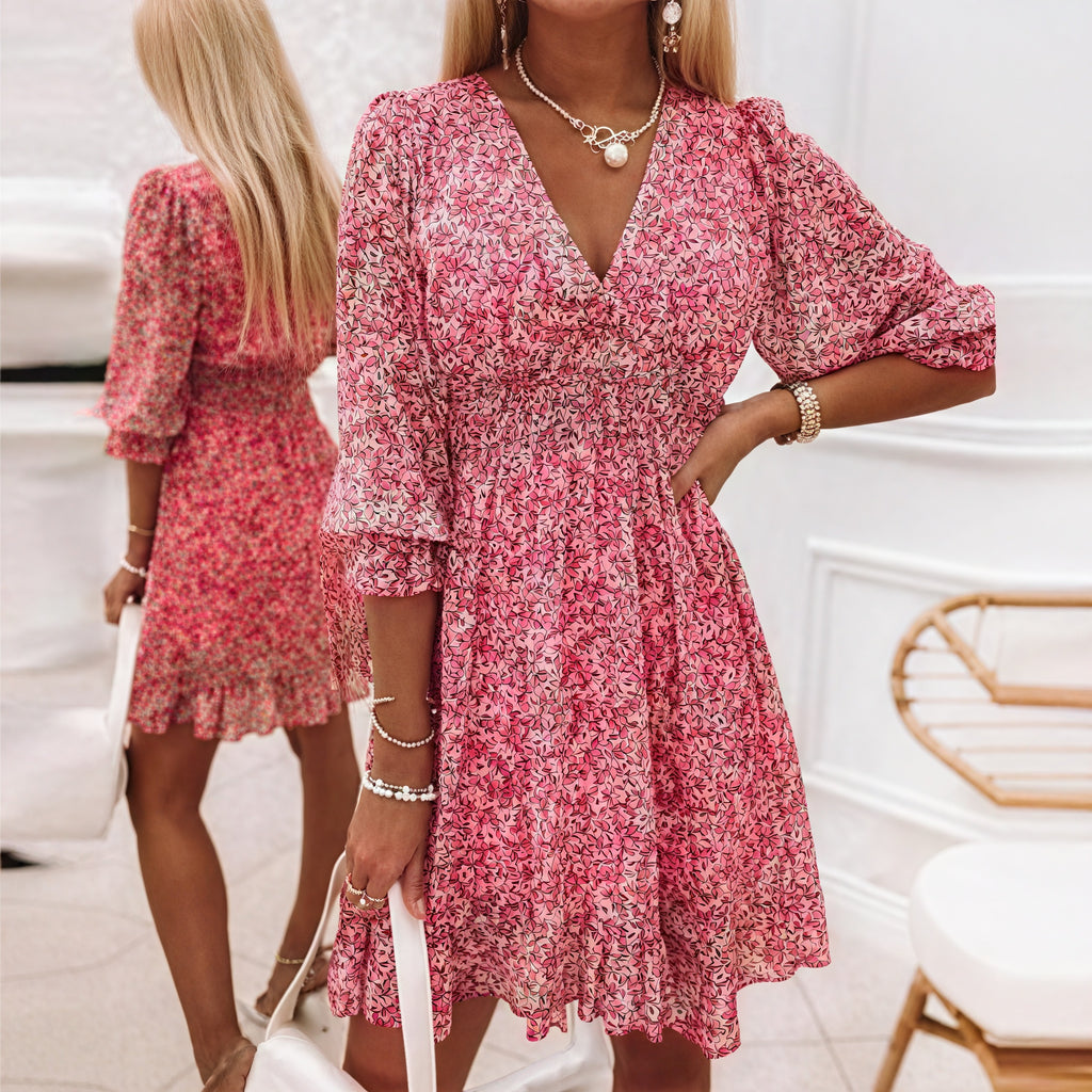 Blomstret kjole med V-udskæring og talje