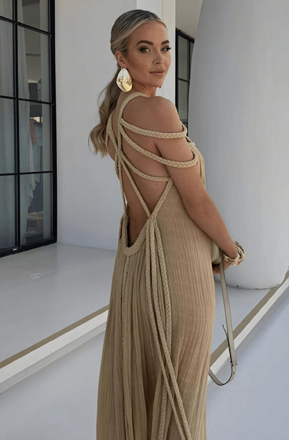 Elegant silhuet: Kjole med unik halterneck