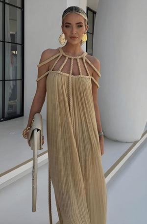 Elegant silhuet: Kjole med unik halterneck