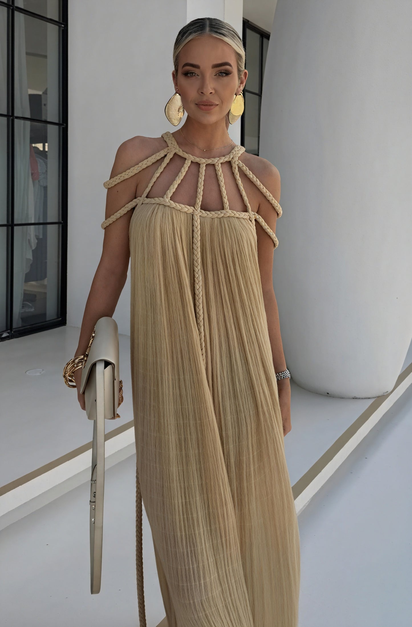 Elegant silhuet: Kjole med unik halterneck