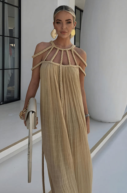 Elegant silhuet: Kjole med unik halterneck