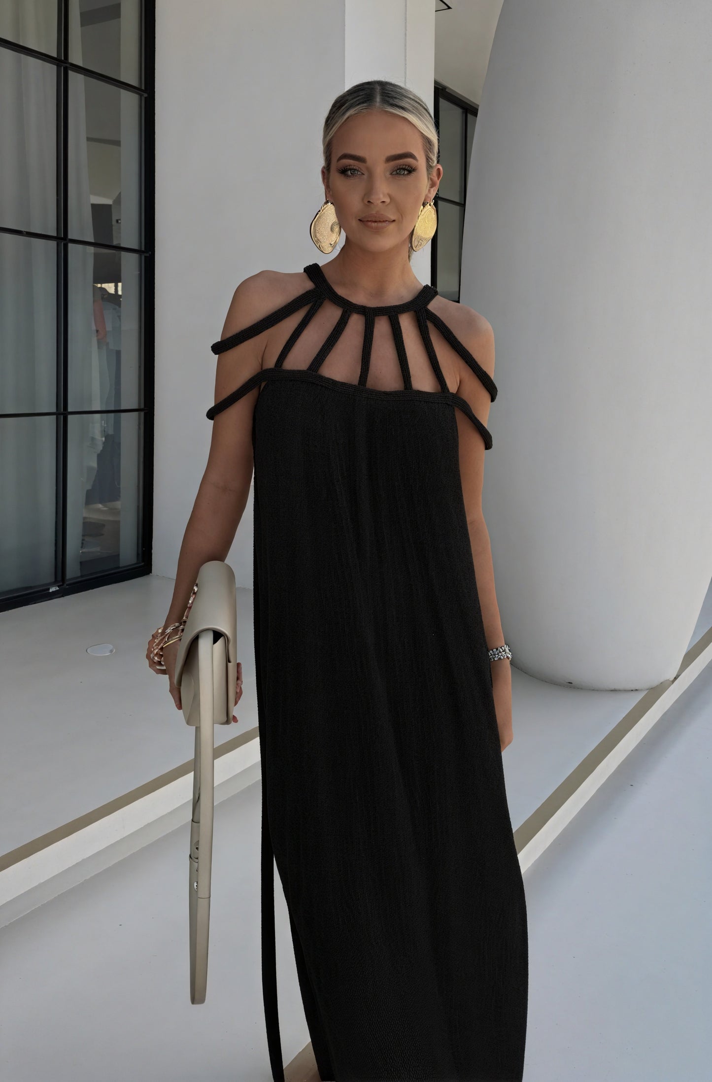 Elegant silhuet: Kjole med unik halterneck