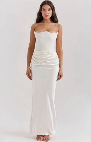 Tidløs elegance: Strapless kjole med draperinger