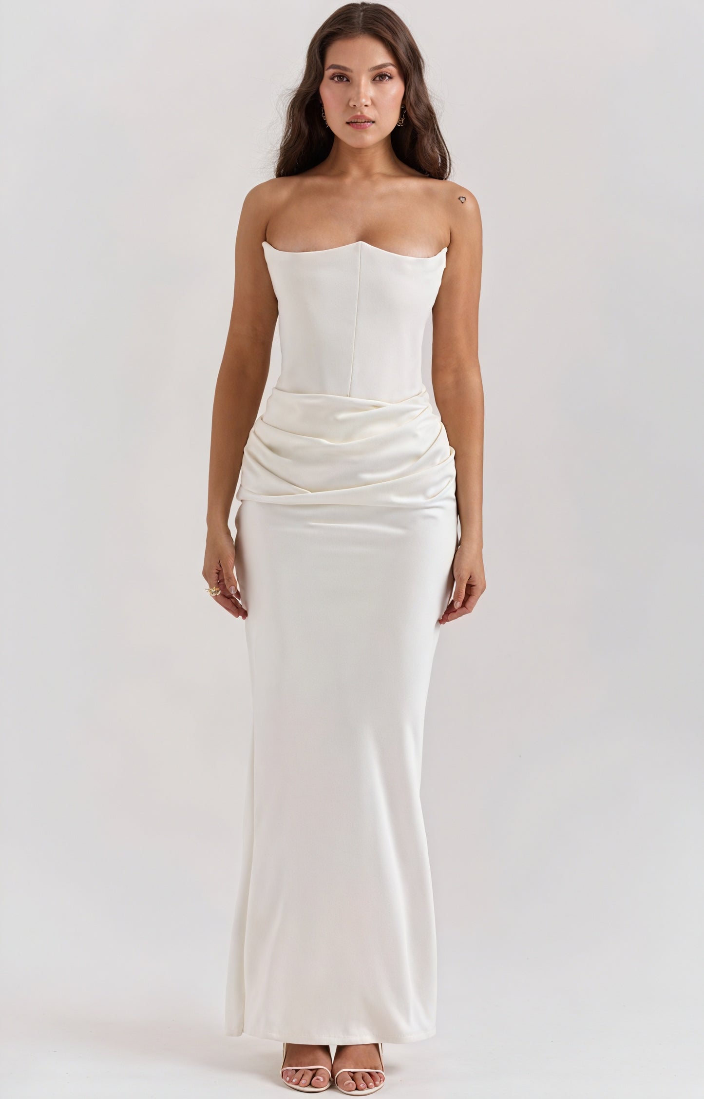 Tidløs elegance: Strapless kjole med draperinger