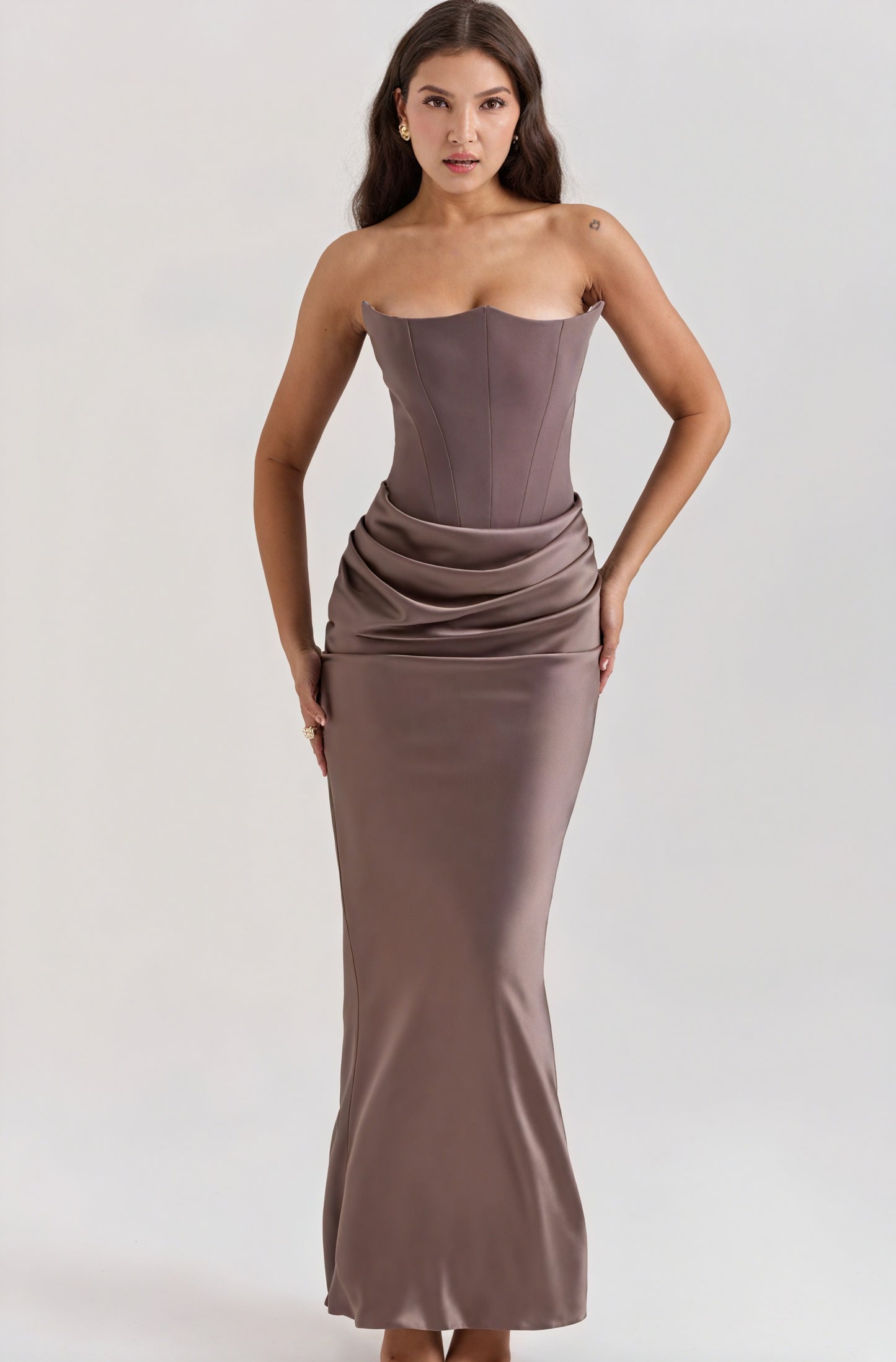 Tidløs elegance: Strapless kjole med draperinger