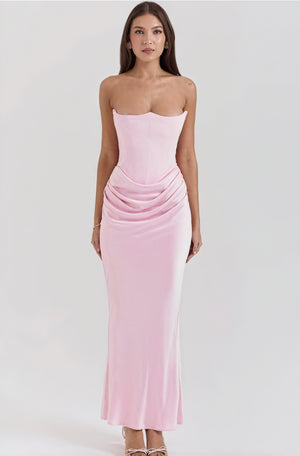 Tidløs elegance: Strapless kjole med draperinger