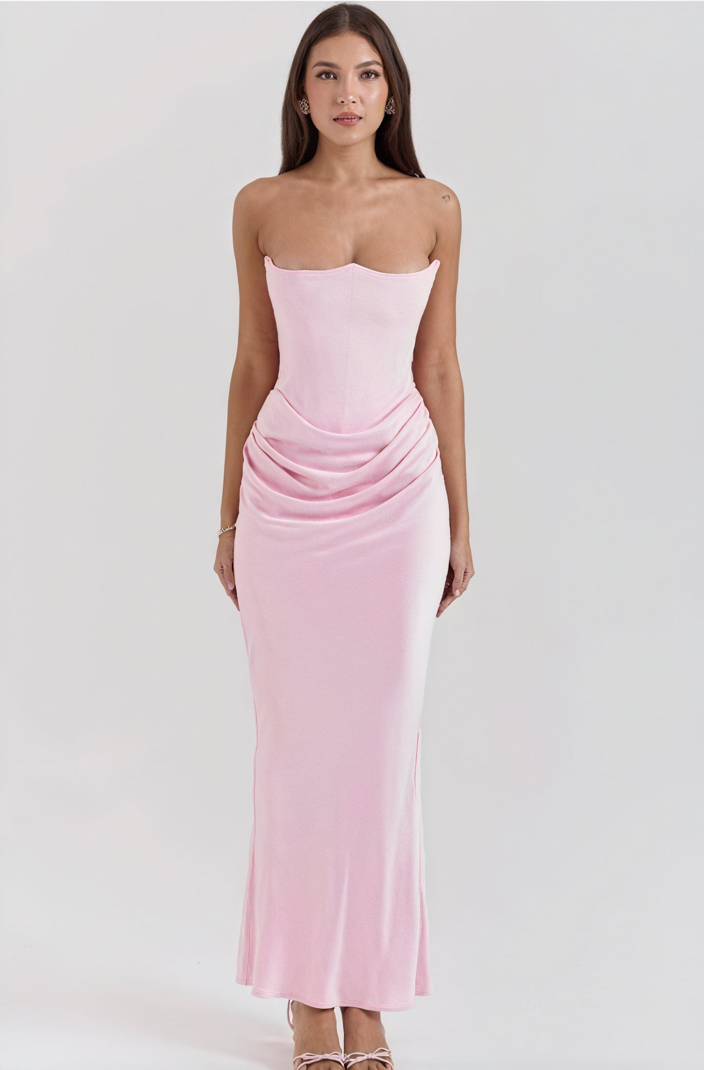 Tidløs elegance: Strapless kjole med draperinger