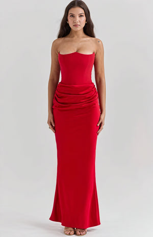 Tidløs elegance: Strapless kjole med draperinger