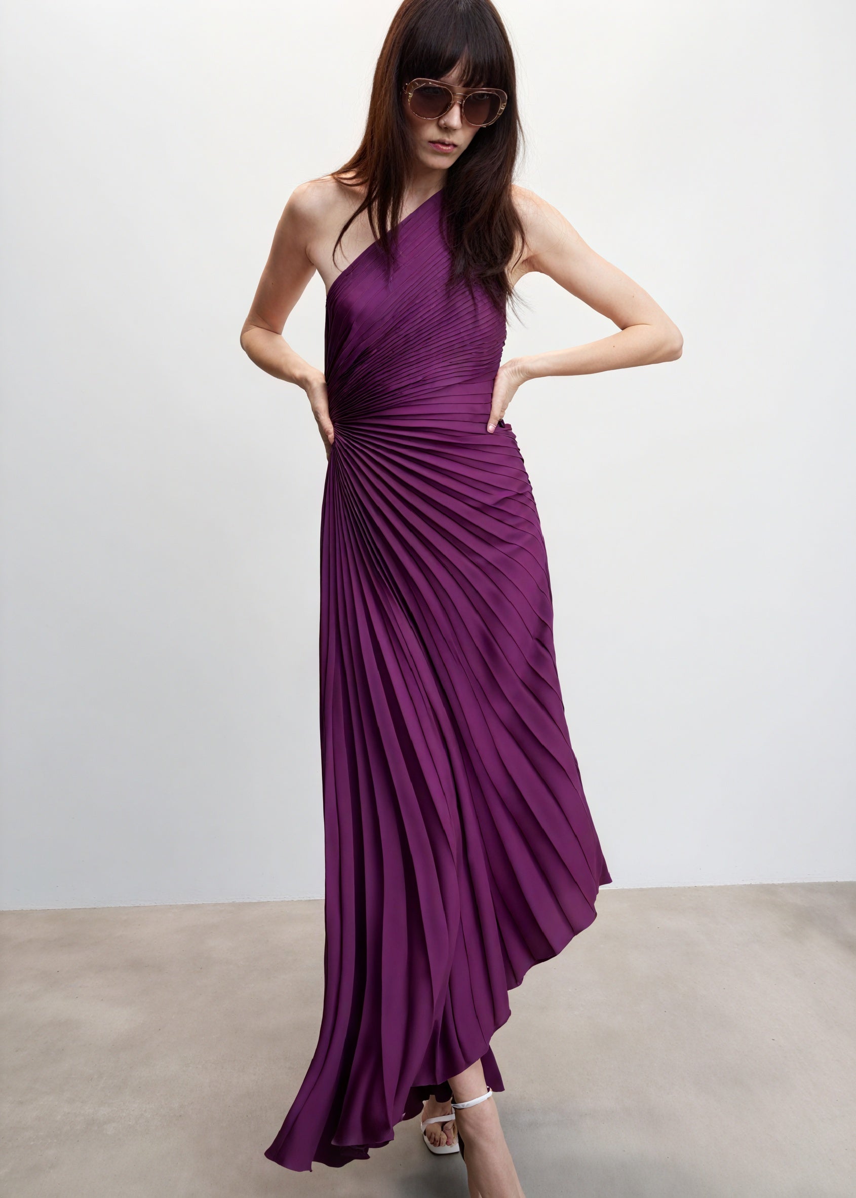 Kvinders Kjole – Enkeltskuldret Plisseret, Asymmetrisk Kant, Elegant Stil-83236-7848a536-1b43-4eff-9e1c-8d3b98e1f917