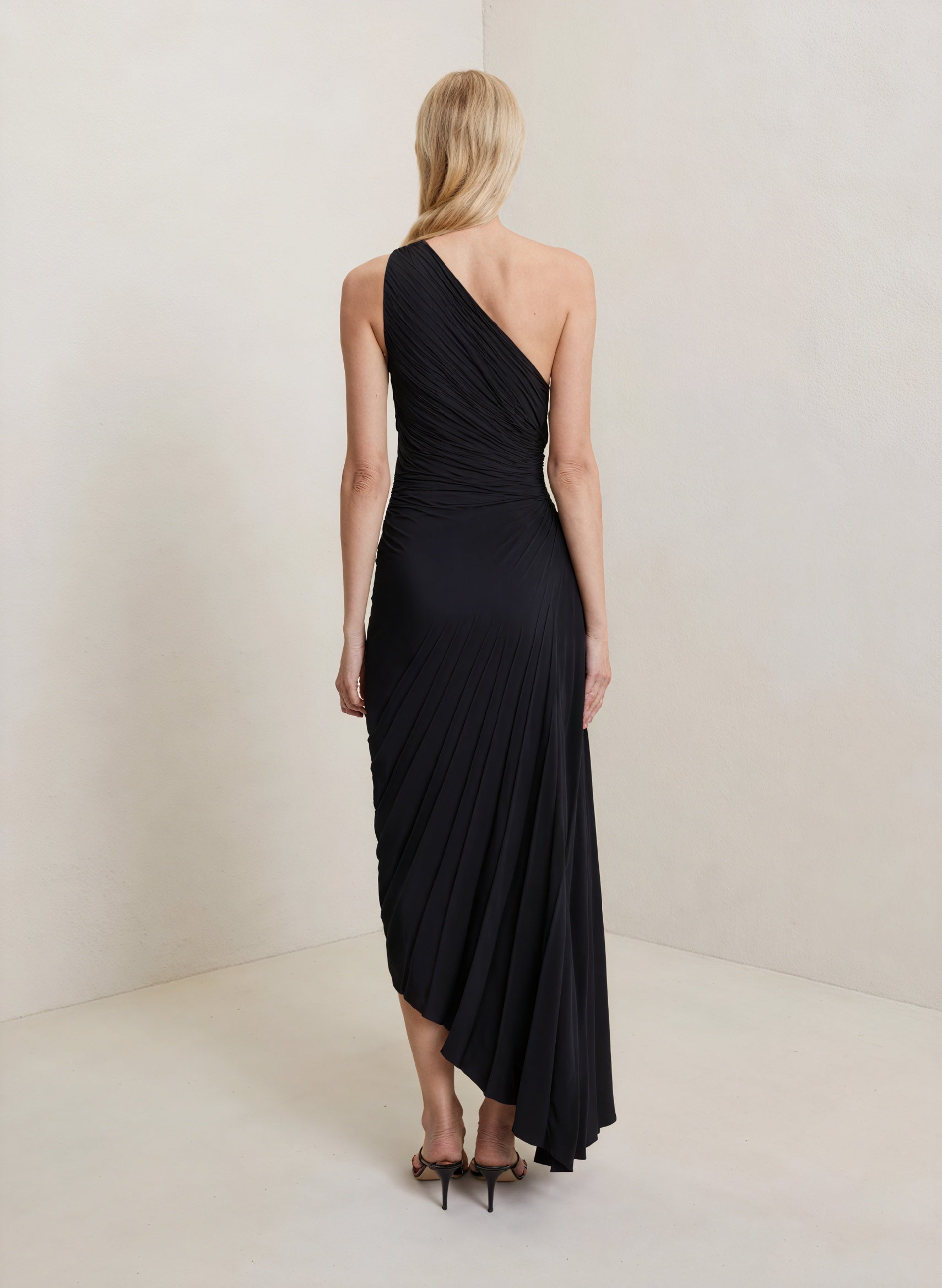 Kvinders Kjole – Enkeltskuldret Plisseret, Asymmetrisk Kant, Elegant Stil-83236-9623e261-924c-416f-9ff4-4aa2dcde91a6