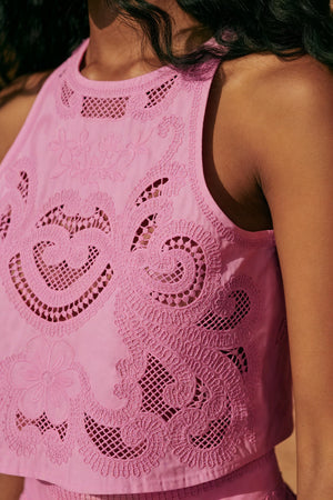 Norideen Kvinders Todelt Sæt – Pink Halterneck Croptop, Laserskåret Nederdel med Slids-83273-efc37e2e-2be7-4ebd-948b-e75027abf476