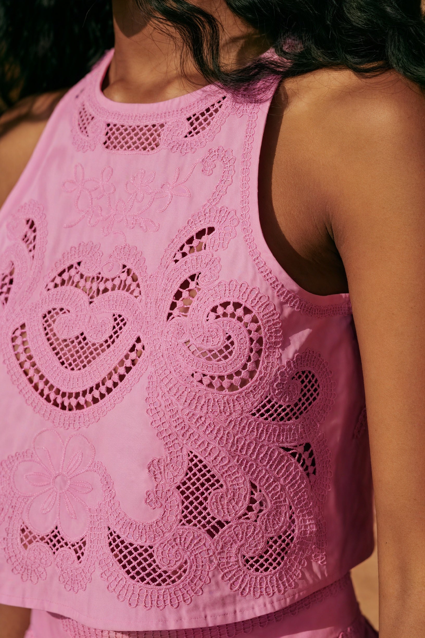 Norideen Kvinders Todelt Sæt – Pink Halterneck Croptop, Laserskåret Nederdel med Slids-83273-efc37e2e-2be7-4ebd-948b-e75027abf476